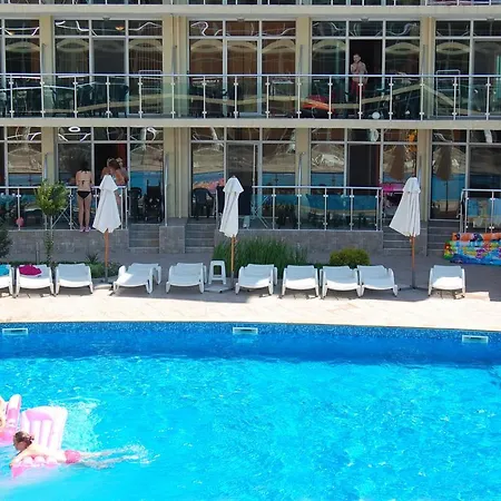 Julia Family Aparthotel 3*